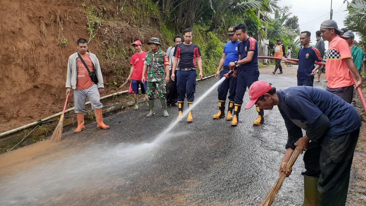 Pembersihan Material Longsor