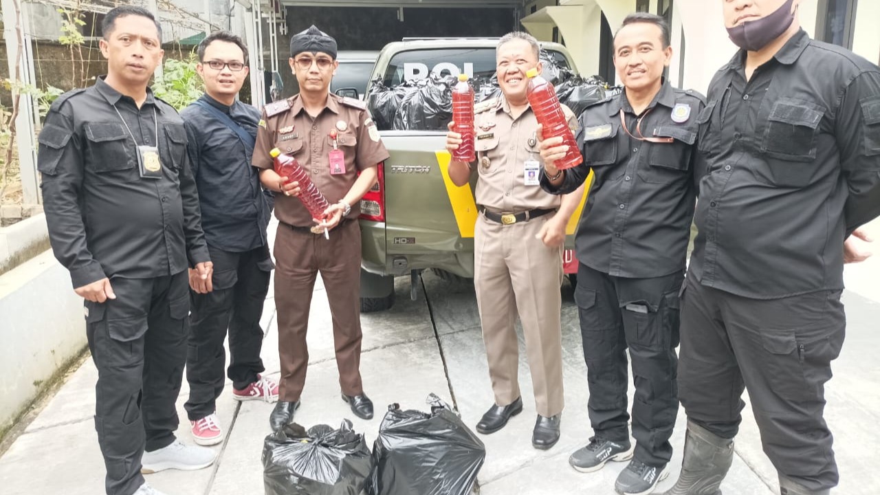 “Gedang Kluthuk” dan “Ketan Hitam” di sita Satpol PP