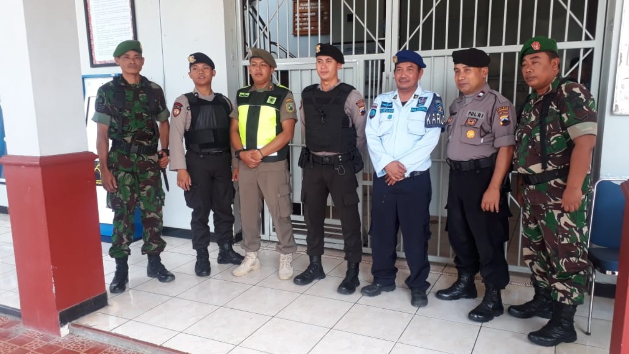 Patroli Gabungan  bersama dengan TNI dan POLRI